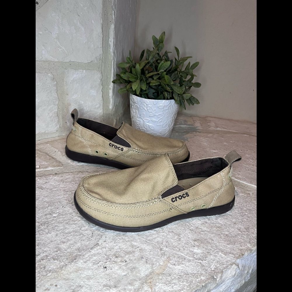 Crocs Walu Tan Slip On canvas Loafers sz 7